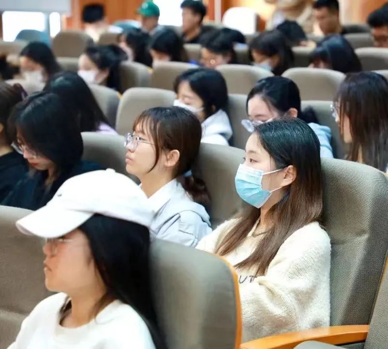 杭師大學(xué)子們認真傾聽  感受張一良先生的創(chuàng)業(yè)之路