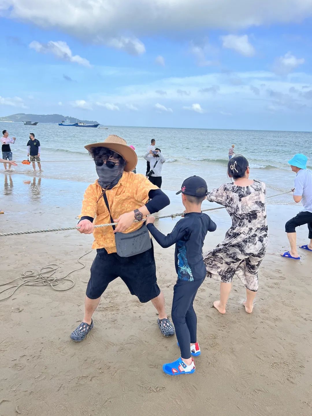 熱愛生活，熱愛拼搏的銘品家人們，旅途中也少不了比賽，一場新鮮好玩的海邊拔河就此展開。