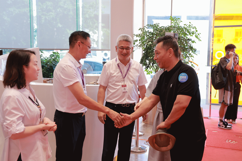 國內(nèi)三十余位高校專家老師到訪銘品總部，參觀各大展廳